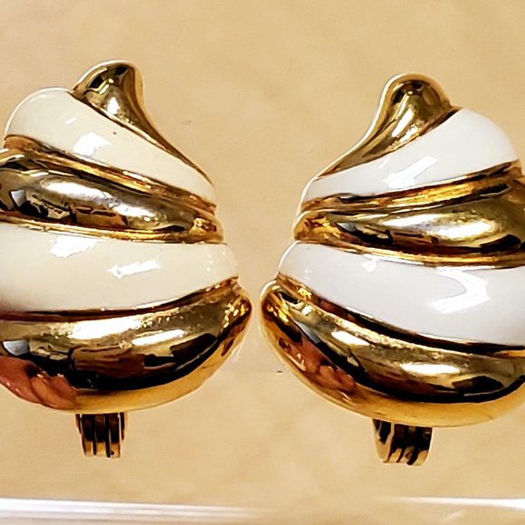 Vintage Signed MONET Gold and Cream Enamel Shell Clip Earrings - Picture 10 of 11